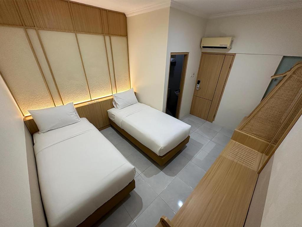 Отель Masri Living By Daphna International Джокьякарта Экстерьер фото